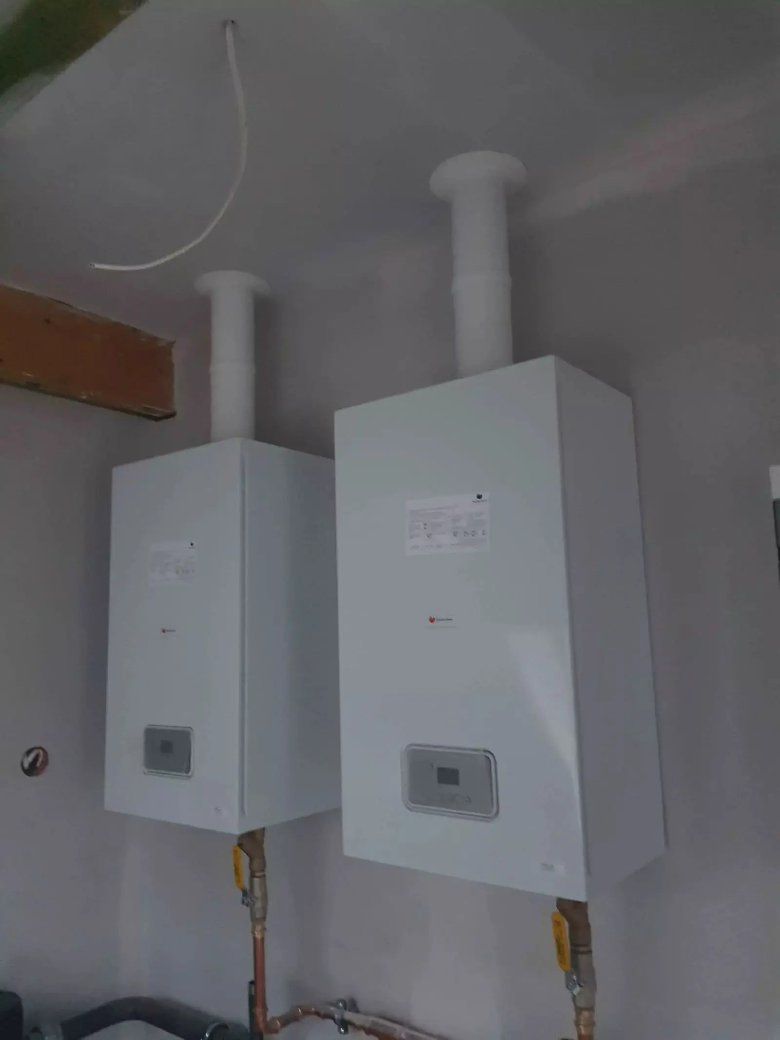 System kaskadowy dla dwóch kotłów kondensacyjnych w kotłowni.